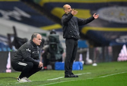 Guardiola y Bielsa gesticulan en Elland Road.