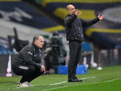 Guardiola y Bielsa gesticulan en Elland Road.