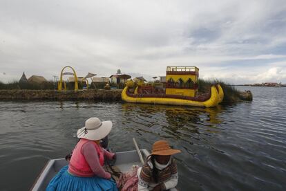 Tanto entre los uros como entre los habitantes aimaras, es habitual que las mujeres se dediquen a la pesca, pero a la vez a la artesanía. Sobre todo porque la actividad pesquera decae.