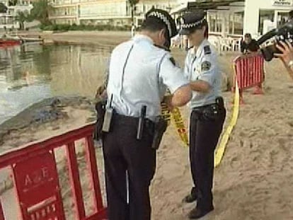 La Policía valla la playa de Talamanca por el vertido de fuel del 'Don Pedro'