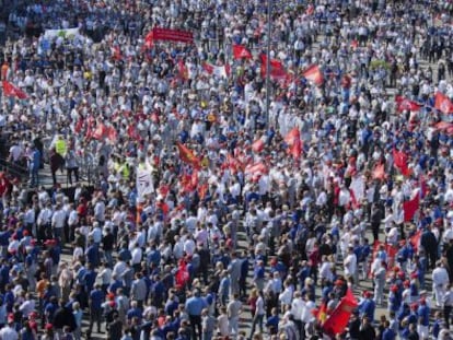 Empleados de Volkswagen se manifiestan en la planta de la compañía en Wolfsburgo (Alemania) hoy, 11 de mayo de 2016. Miles de empleados están en huelga contra un nuevo convenio salarial que afecta a 120.000 empleados.