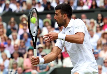 El tenista serbio golpea lo bola, durante la final de Wimbledon.