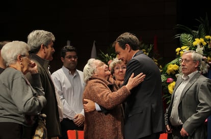 El presidente del Gobierno da el pésame a Josefina Samper, viuda de Marcelino Camacho, ante Ignacio Fernández Toxo, secretario general de CC OO.