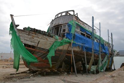 Estado actual del 'Adriano Tercero', conocido como el Vaporcito, que lleva años abandonado en un dique de El Puerto de Santa María (Cádiz) tras ser reflotado