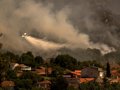 OURENSE, 02/08/2025.- Un hidroavión trabaja en las labores de extinción del incendio que afecta al municipio ourensano de Vilardevós y que, según las últimas estimaciones de la Xunta, que ha decretado el nivel 2 de emergencia por su proximidad a núcleos de población, afecta a 400 hectáreas. EFE/ Brais Lorenzo