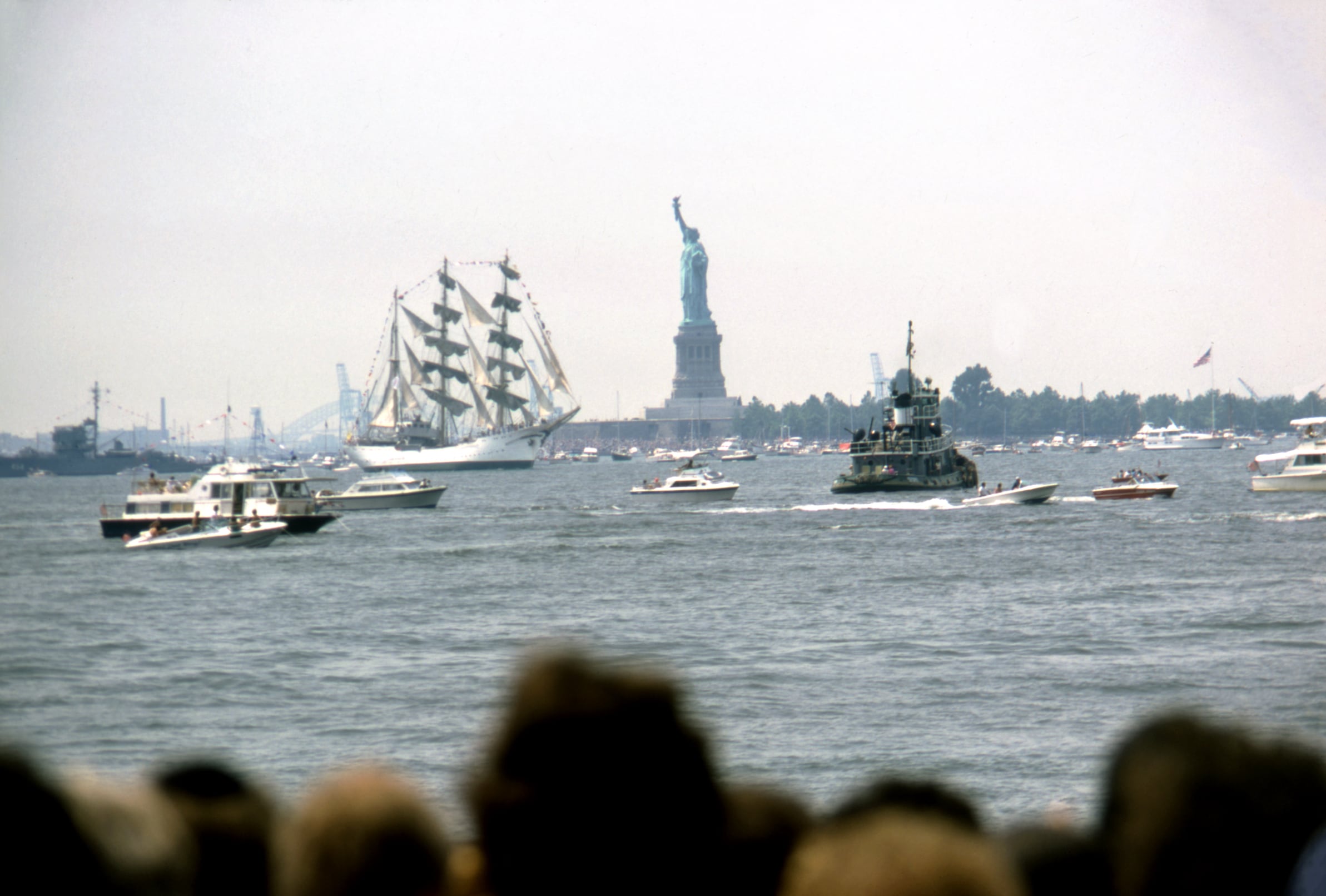 Uno de los grandes eventos del bicentenario fue una demostración de 14 grandes veleros de todo el mundo en el río Hudson, en Nueva York.
