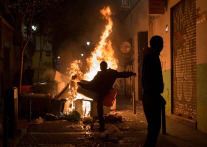 Los manifestantes queman basura después de la muerte de un vendedor ambulante en el distrito de Lavapiés