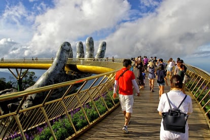 Vários turistas cruzam a nova ponte.