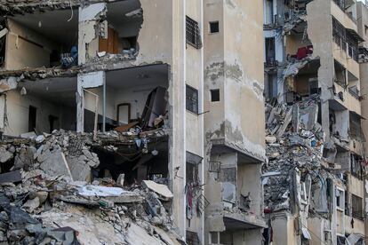 Un edificio residencial destruido por ataques israelíes en el campo de refugiados de Al Nuseirat, en la franja de Gaza este jueves.