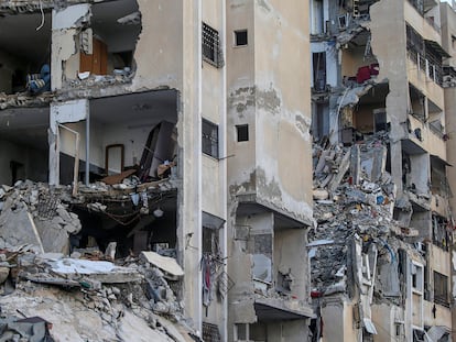 Un edificio residencial destruido por ataques israelíes en el campo de refugiados de Al Nuseirat, en la franja de Gaza este jueves.