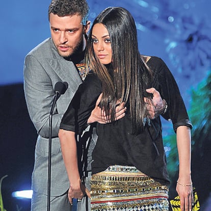 Mila Kunis, con Justin Timberlake calibrando sus encantos en directo en los últimos premios MTV.