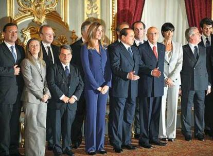 Silvio Berlusconi (centro), posa con los miembros de su Gobierno tras tomar posesión ayer en Roma.