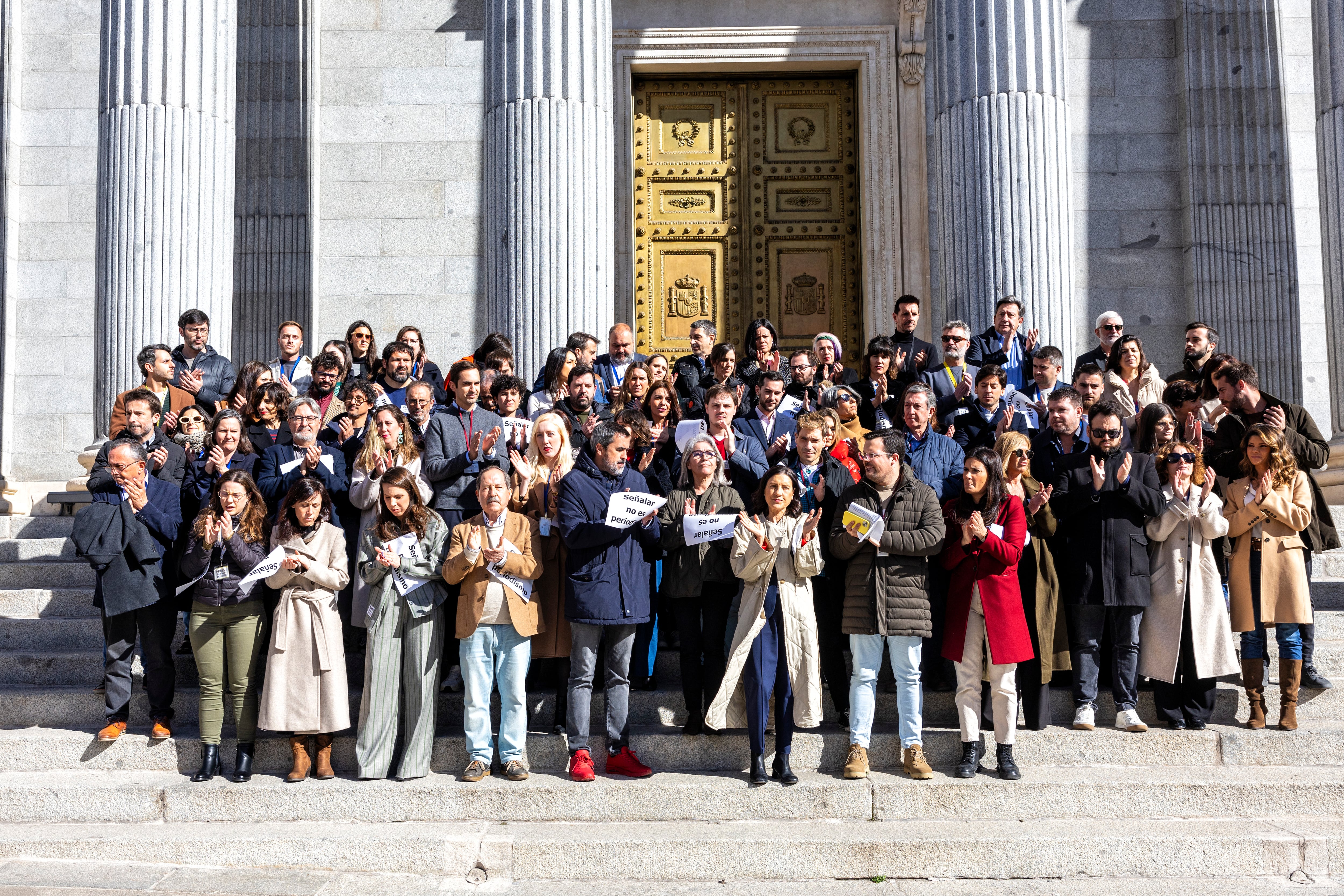 Periodistas protestan contra los “comportamientos inaceptables” de agitadores ultras en las Cortes