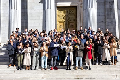 Concentración de periodistas parlamentarios en la escalinata del Congreso de los Diputados.