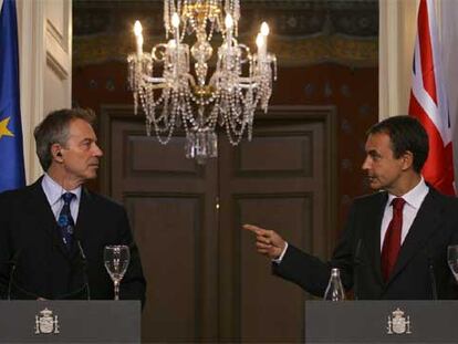Tony Blair (a la izquierda) y José Luis Rodríguez Zapatero, durante la rueda de prensa.