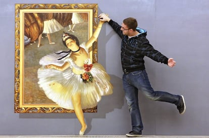 Un visitante interactúa con una obra en 3D incluida en la exposición '¡Tú eres arte!' en el Castillo de Augustusburg (Alemania).