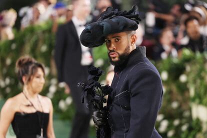 Bad Bunny poses upon arrival at the Met Gala, this Monday in New York.