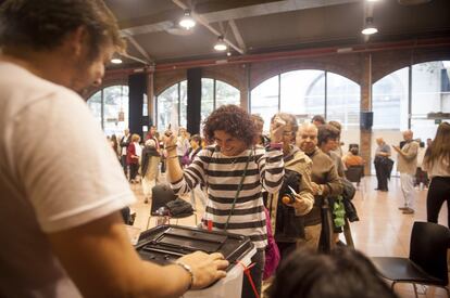Cola de ciudadanos ante una urna en el centro cívico Cotxeres de Sants de Barcelona, en la jornada de votaciones del referéndum independentista ilegal catalán del 1-O.