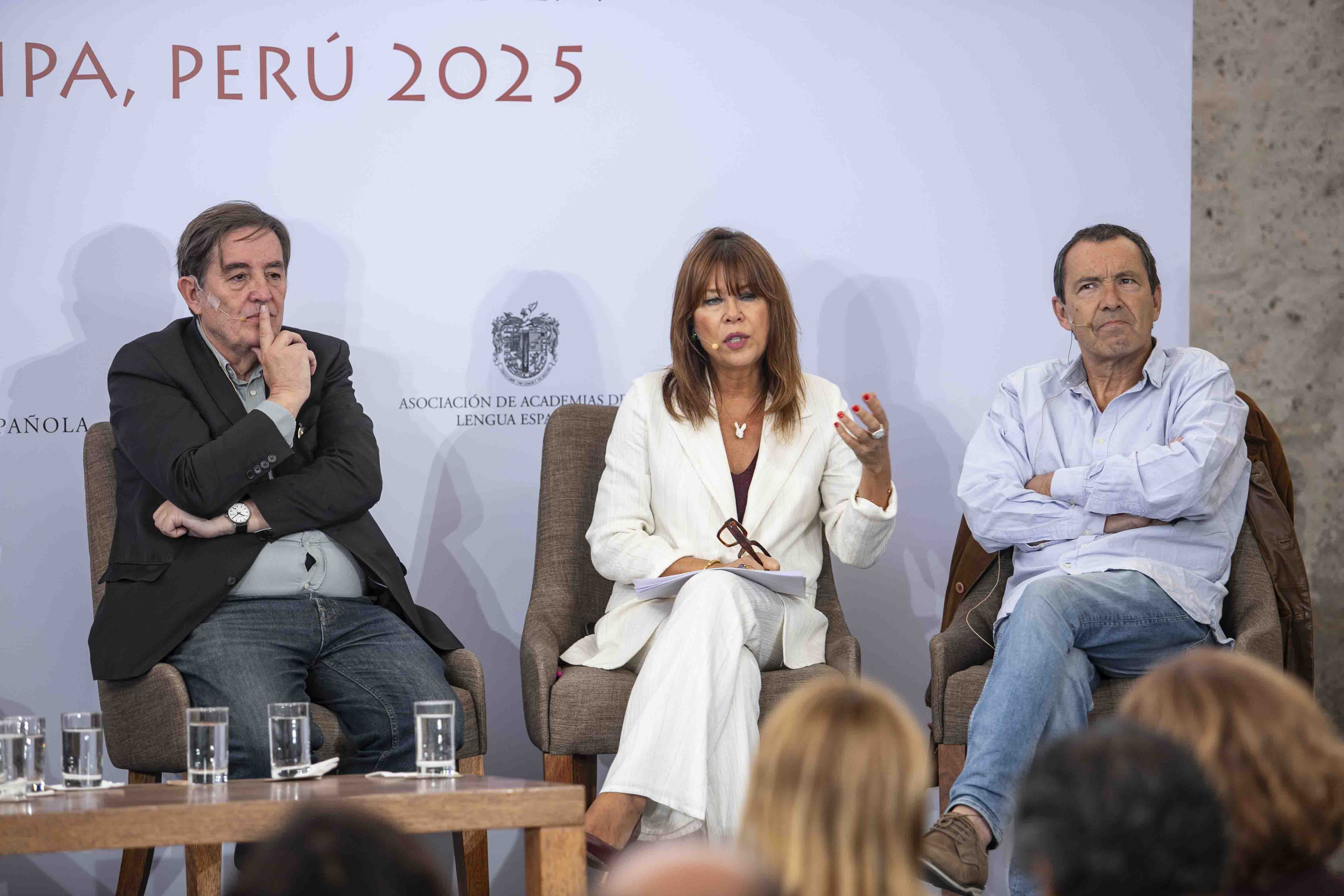 Desde la izquierda, Luis García Montero, María Moya y Jordi Gracia, en el conversatorio 'Noticias falseadas, el poder de la mentira', en la Biblioteca Mario Vargas Llosa en Arequipa, Perú.