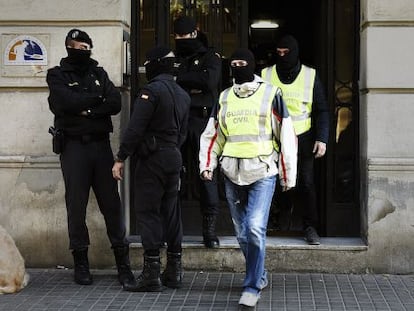 La Guardia Civil registra el piso de un sospechoso en Barcelona.