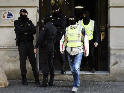 La Guardia Civil registra el piso de un sospechoso en Barcelona.