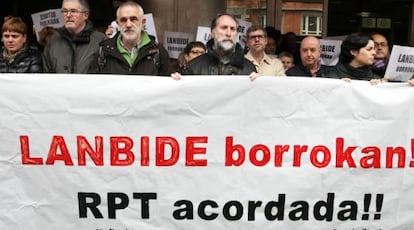 Los líderes sindicales apoyan este viernes la concentración de trabajadores de Lanbide en Bilbao. 
