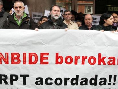 Los líderes sindicales apoyan este viernes la concentración de trabajadores de Lanbide en Bilbao. 