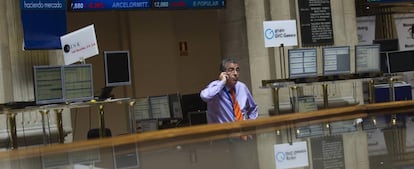 Una persona habla por teléfono en el Palacio de la Bolsa, sede de BME.