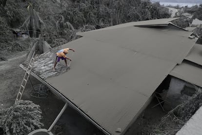 No início da expulsão de lava, a erupção tornou-se magmática e existe o risco de um tsumani vulcânico, uma vez que o Taal - um dos menores vulcões do mundo - está localizado dentro de um lago, segundo explicou na segunda-feira o Instituto de Vulcanologia e Sismologia das Filipinas (Phivolcs).