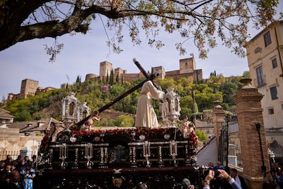 Procesión de la hermandad de Penitencia de Nuestro Padre Jesús del Amor y la Entrega y María Santísima de la Concepción en el Albaicín, a su salida con la Alhambra de fondo.