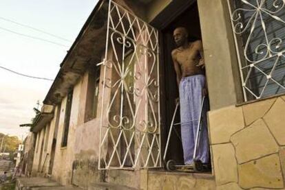 El disidente cubano Guillermo Fariñas ayer en su casa, en Santa Clara (Cuba).