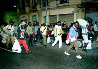 Los inmigrantes deambulaban ayer por la ciudad con sus pertrechos a cuestas.