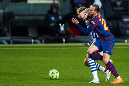 Mingueza pugna con Januzaj por el balón.