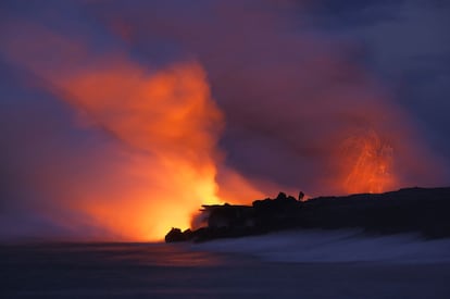El parque nacional de los Volcanes de Hawái está, literalmente, en erupción. Ubicado en la isla más grande del archipiélago hawaiano, cuenta con el volcán más grande de la Tierra (Mauna Loa, 4.169 metros) y, también, con uno de los más activos, el Kinauea. Lleva en erupción, casi de forma continua, desde 1983 y sus ríos de lava caen directamente a las aguas del Pacífico, ante la atónita mirada de los visitantes.