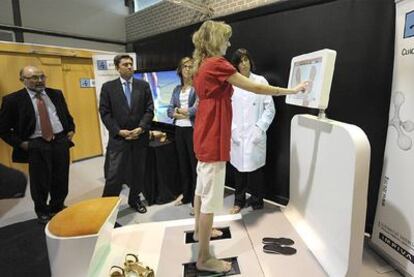 Vicente Rambla, segundo por la izquierda, ayer, en el Instituto de Biomecánica de Valencia.