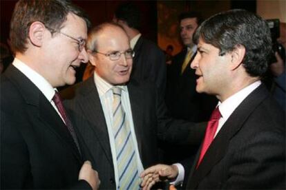 Los ministros Jordi Sevilla y José Montilla en conversación con el nuevo presidente del Madrid.