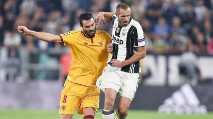 Chiellini e Iborra dividem a bola em Turim.