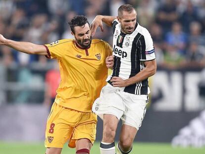 Chiellini e Iborra dividem a bola em Turim.