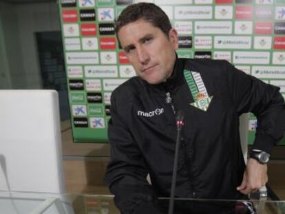 El entrenador del Betis Juan Carlos Garrido, durante la rueda de prensa de esta mañana