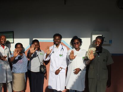 Parte del personal sanitario del estudio PreFIT en Mozambique posaba en abril en Manhiça haciendo el gesto contra la tuberculosis. De izquierda a derecha, Luciano Alfredo Adolfo, Sphiwa Jeco, Adélia Dolhana, Dinis Nguenha, Tárcia Karina Sabão y Cacilda Muianga.