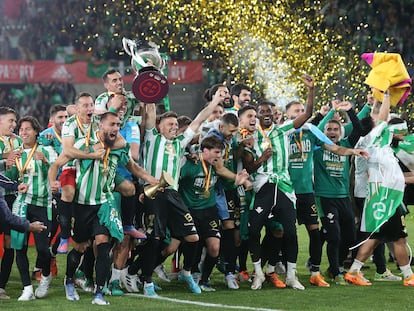 Los jugadores del Betis, con Joaquín con la copa, celebran el título. / ALEJANDRO RUESGA