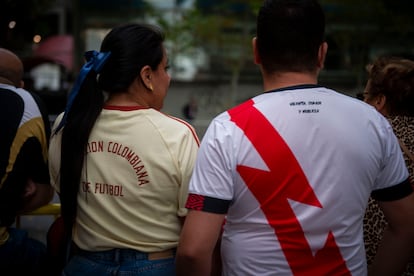 Dos personas de nacionalidad colombiana esperan la llegada del jugador James Rodríguez al estadio de Vallecas previo al juego contra el Atlético de Madrid.