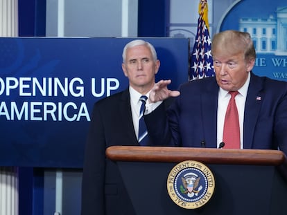 O presidente dos EUA, Donald Trump, e o vice-presidente Mike Pence na sala de imprensa da Casa Branca.