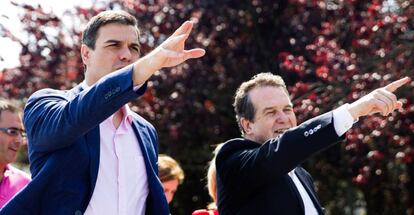 Pedro Sánchez junto al alcalde de Vigo, Abel caballero.
