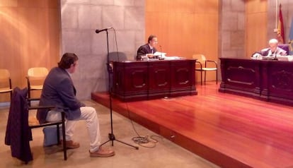 El médico acusado de traficar con morfina, el pasado miércoles en la Audiencia Provincial de Asturias, en Oviedo.