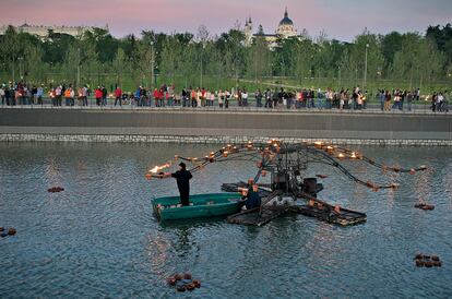 Instalación 'Fuego sobre el río', de la compañía Carabosse