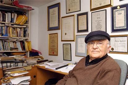 Aharon Appelfeld, que obtuvo el Premio Médicis en 2004, en el estudio de su casa en Jerusalén.