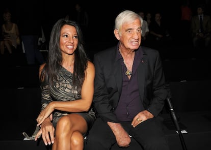 El veterano actor Jean Paul Belmondo y su pareja, la exconejita de <i>Playboy</i> Barbara Gandolfi, asisten al desfile de Roberto Cavalli