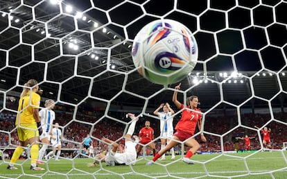 Riola Xhemaili, de Suiza, celebra su gol ante Finlandia este jueves.