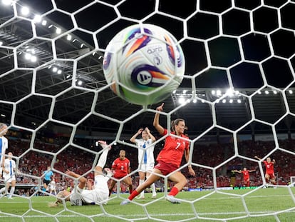Riola Xhemaili, de Suiza, celebra su gol ante Finlandia este jueves.